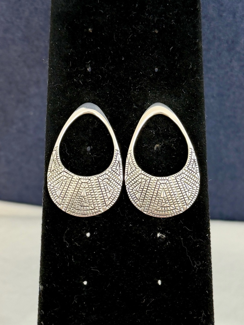 ELGIN TOM Navajo Sterling Silver Etched Carved Geometric Teardrop Stud Earrings - Picture 3 of 13